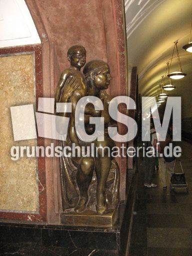 299 Moskauer U-Bahn Bronceskulptur.JPG